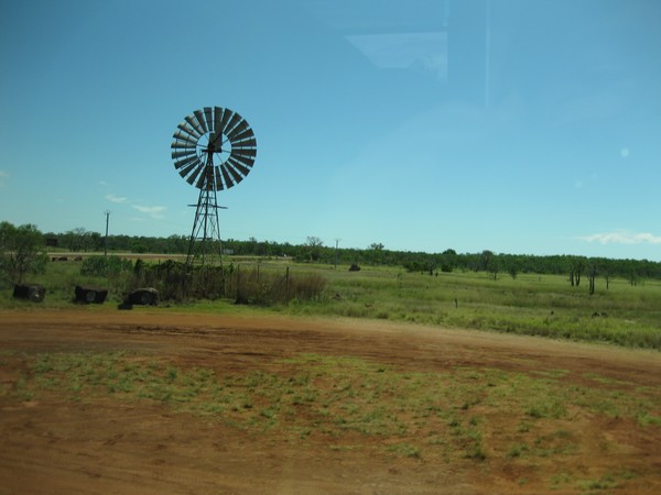 n_img_1165__windmill_to_fill_the_water_trough_for_the_cattle_on_the_stock_route.jpg