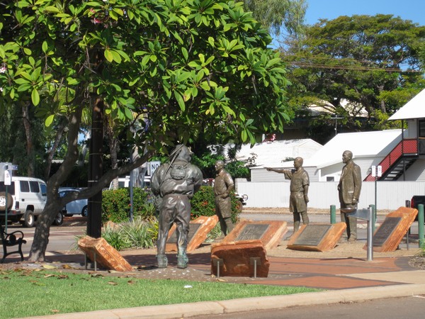 n_img_1200__broome_statue_of_a_pearl_diver___it_was_a_major_industry_on_this_coast.jpg