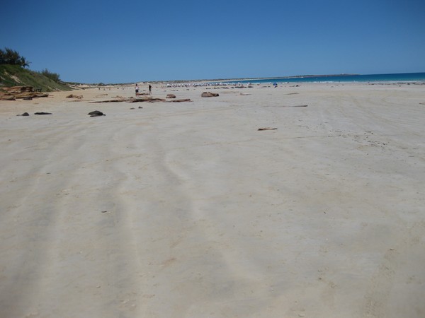 n_img_1241__cable_beach_swimming_area___cars_are_allowed_to_the_right.jpg