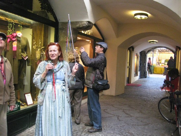 n_img_2561_there_are_many_passages_under_the_buildings.jpg
