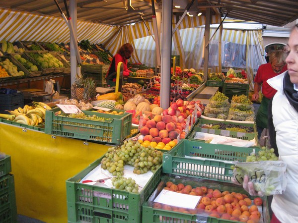 n_img_2563_market_next_to_the_cathedral.jpg