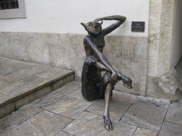 n_img_2687_faun_mit_weitblick_in_the_landhaushof_square.jpg