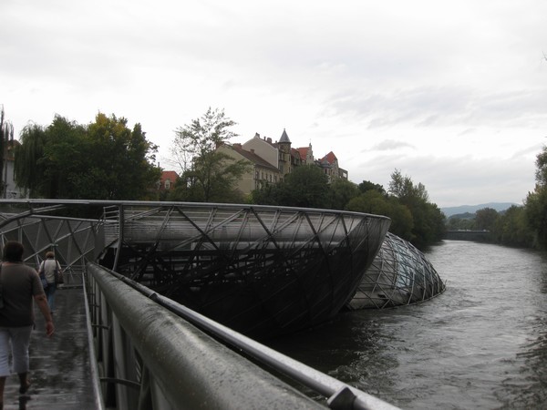 n_img_2701_the_river_mur_and_the_artificial_mur_island__created_in_2003.jpg