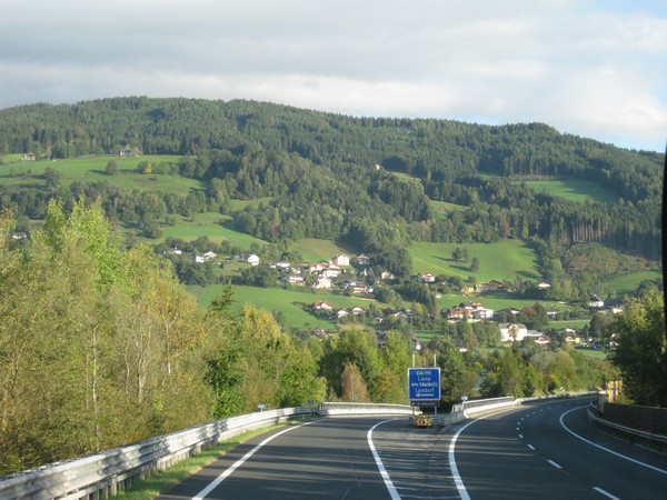 n_img_2795_turnoff_toward_lienz___on_the_sign__mallnitz_has_an_auto_train_terminal.jpg