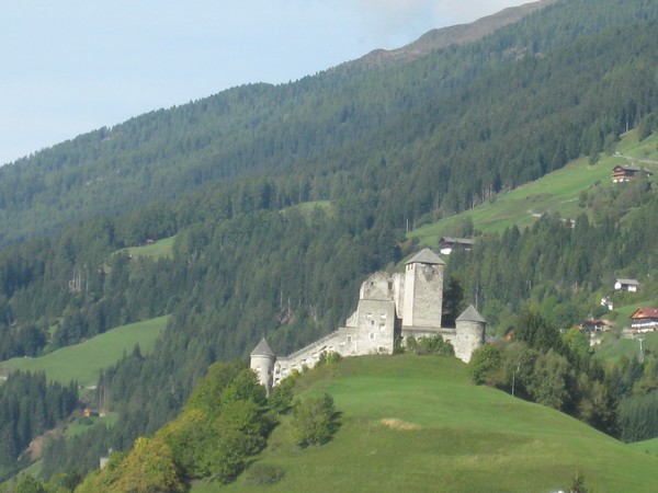 n_img_2818_heinfels_castle_in_sillian_at_the_italian_border.jpg