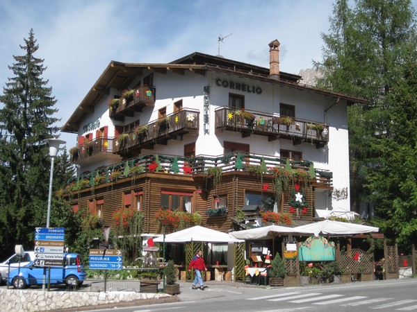 n_img_2855_hotel_and_road_signs_in_cortina_d_ampezzo.jpg
