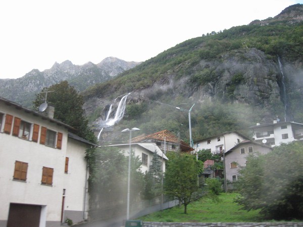 n_img_3156_waterfall_on_the_cliff___perhaps_a_quartz_mountain.jpg