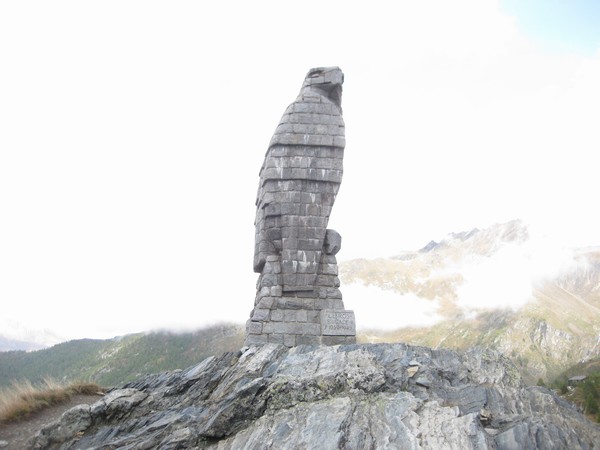n_img_3283__the_monument_was_erected_from_tailings_from_the_fortifications_above_gondo.jpg