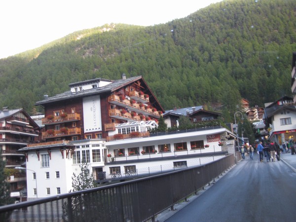 n_img_3387_zermatt___a_lively__friendly__hiking_and_ski_area.jpg