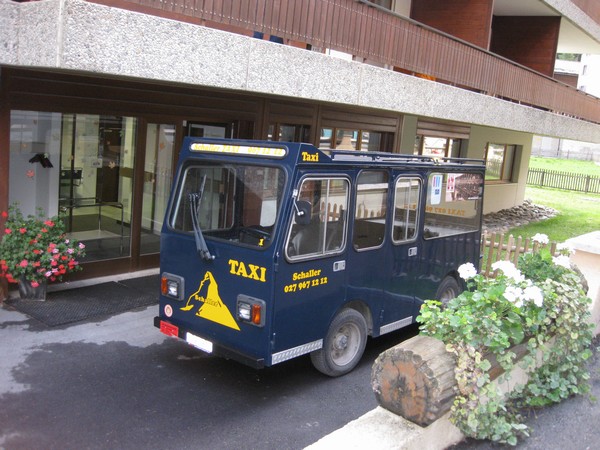 n_img_3395_electric_taxi__slow__no_seat_belts__to_zermat_terminal.jpg