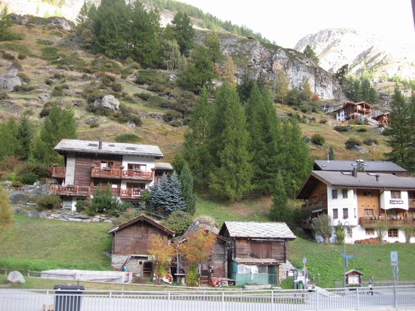 n_img_3405_alpine_buildings_mix_wood_and_masonry_seemingly_randomly.jpg