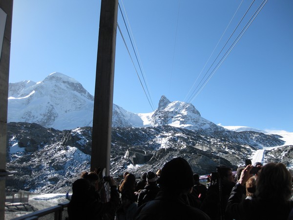 n_img_3450_cable_to_kleine_matterhorn__that_peak_above_the_tower__at_3820_m__12_553_.jpg