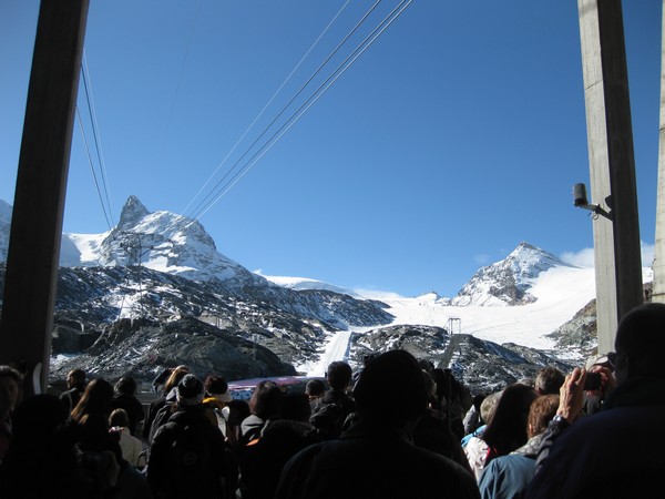 n_img_3451_cable_car_goes_to_the_north__near__side__it_is_the_highest_cable_car_in_europe.jpg