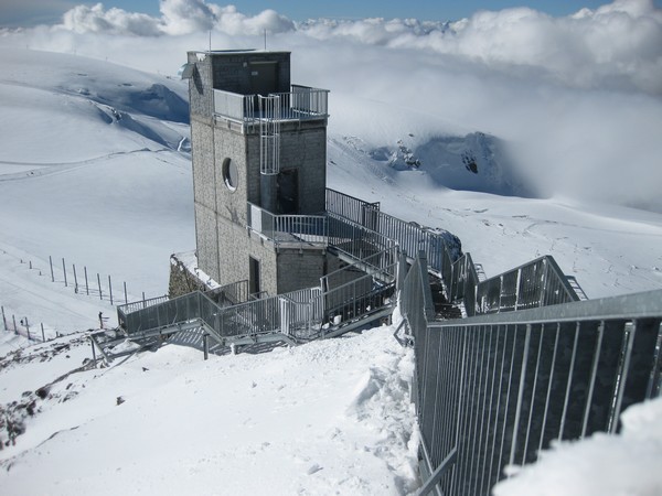 n_img_3466_from_the_lookout_on_top_of_the_peak__down_onto_the_restaurant.jpg