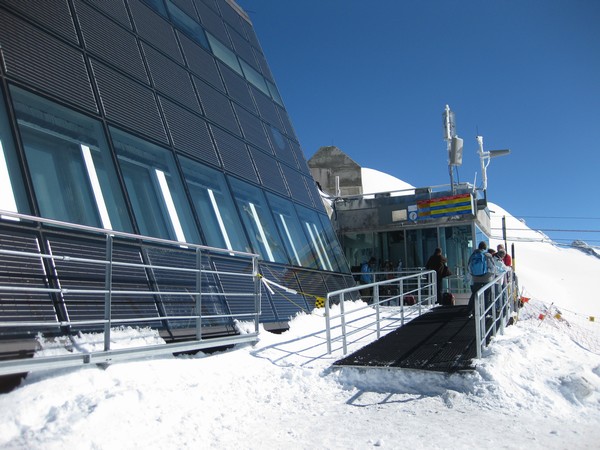 n_img_3495_entrance_to_the_restaurant__shop__and_tunnel_back_to_cable_car_terminal_on_north_side.jpg