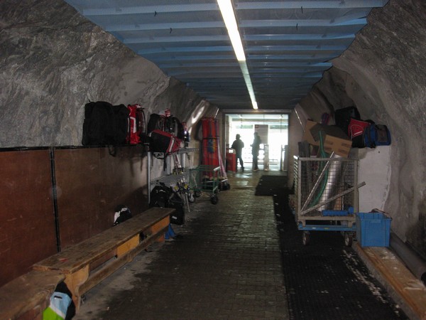 n_img_3503_just_inside_the_south_end_of_the_tunnel__going_back_to_the_north_side_cable_car.jpg