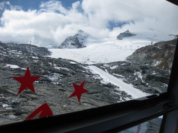 n_img_3527_artifical_snow_on_the_trail_to_the_restaurant.jpg