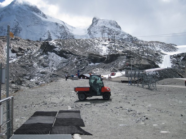 n_img_3540_off_season_ski_area__snow_on_the_trails_but_not_around_the_service_center.jpg