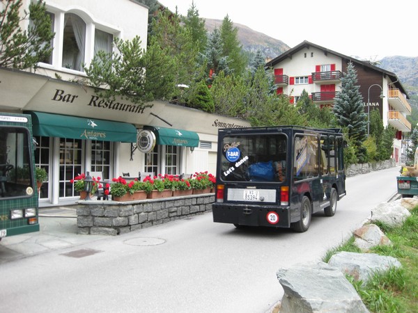 n_img_3568_an_electric_taxi_near_out_albana_real_hotel__on_the_left__as_we_walked.jpg
