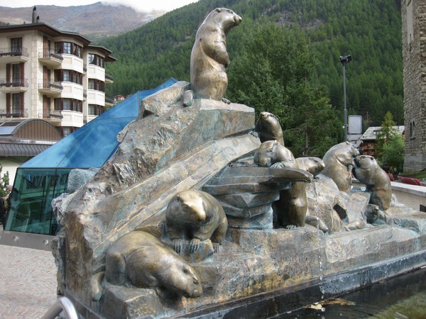 n_img_3582_marmots_are_a_popular_mascot_in_swiss_culture__this_fountain_was_built_in_1902.jpg