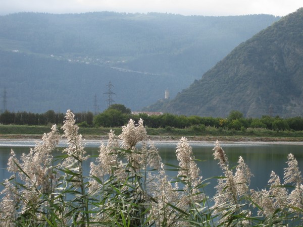 n_img_3616_lake_and_flat_valley_bottom__roman_tower__modern_elevated_road_across_the_face_of_the_precipitous_hillside.jpg