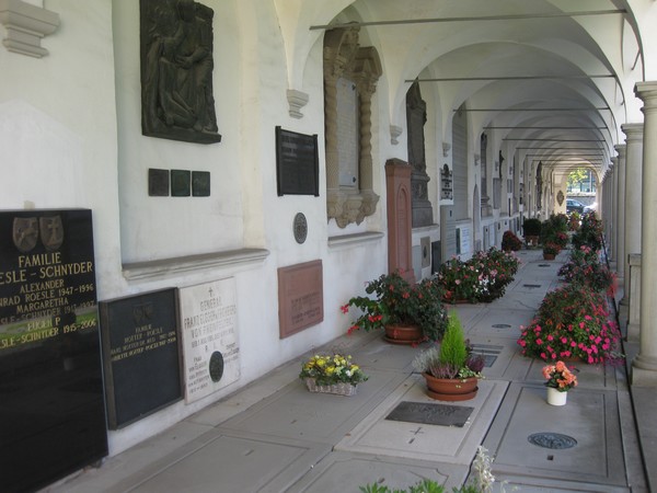 n_img_4190_the_cemetery_has_both_ancient_and_modern_graves.jpg