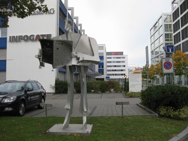 n_img_4234_modern_statue_near_our_ibis_hotel__middle_.jpg