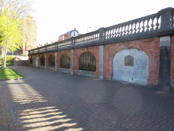 n_img_2674__the_literary_parade_in_st_patrick_s_park__plaques_in_these_alcoves_honour_12__irish_writers.jpg