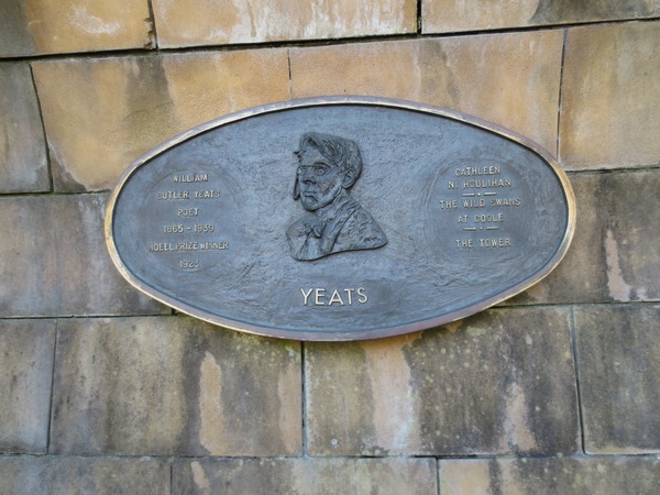 n_img_2677__yeats_plaque_behind_the_grille_in_the_literary_parade.jpg