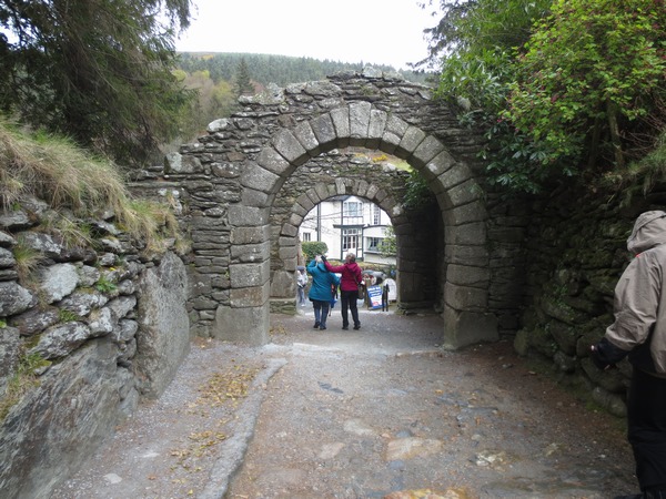 n_img_2734__entrance_gate_remains__with_the_sanctuary_stone_on_the_left___a_guard_lived_upstairs_.jpg