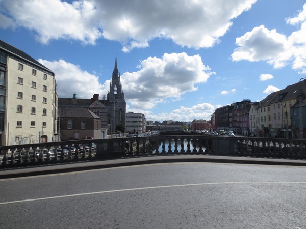 n_img_2963__the_parliament_br__and_the_national_monument_to_those_who_died_in_irish_wars_of_independence.jpg
