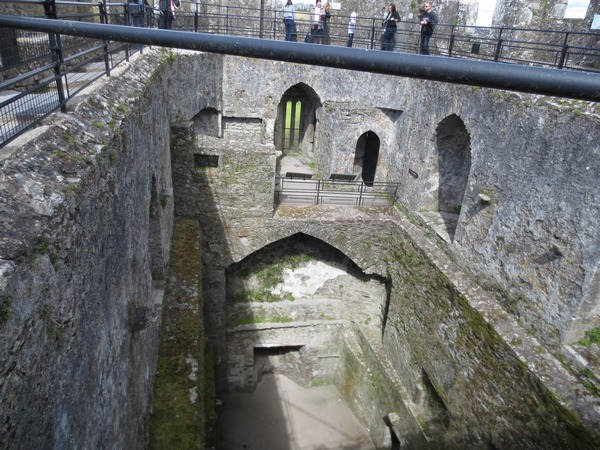 n_img_2997__doors_go_to_small_rooms_and_stairs_within_the_wall.jpg