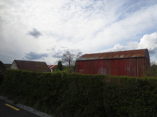n_img_3071__a_typical_round_roofed_barn__just_east_of_barraduff.jpg