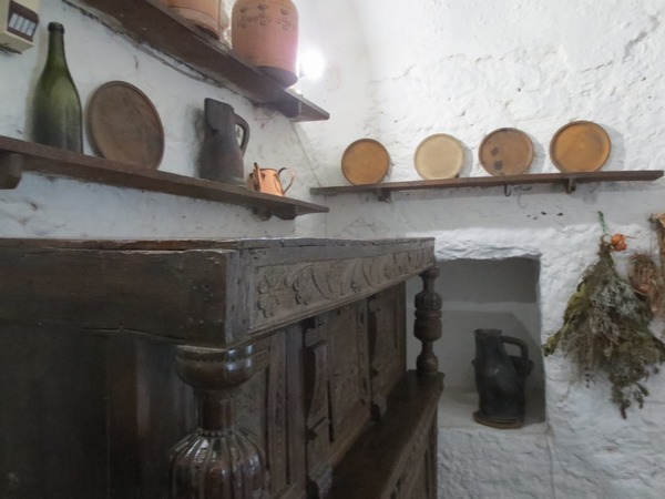 n_img_3400__bunratty_castle___kitchen_counter_and_storage.jpg