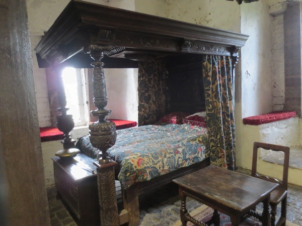 n_img_3420__the_castle_is_furnished_in_the_style_of_the_15th_and_16th_centuries.jpg