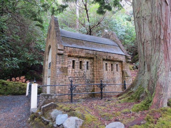 n_img_3668__henry_and_margaret_are_both_buried_here_by_her_chapel.jpg