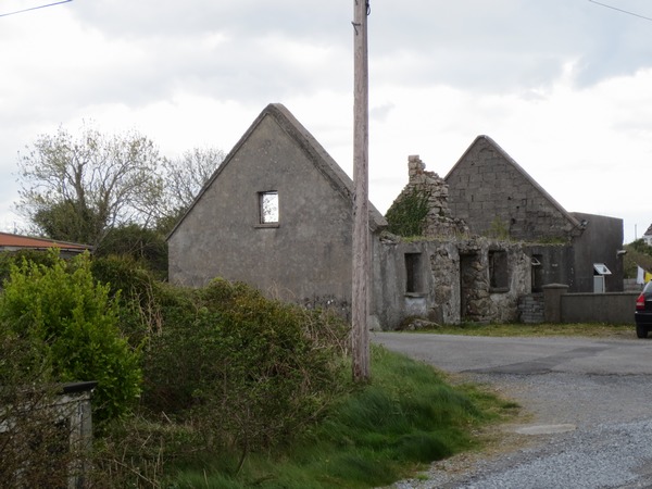 n_img_3699__one_of_the_many_cottage_ruins_in_a_farmyard___the_owner_said_he_keeps_for_the_pleasure_of_its_history.jpg