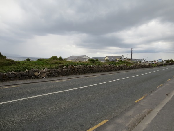 n_img_3705__back_down_to_the_hotel___everything_here_has_its_stone_wall.jpg
