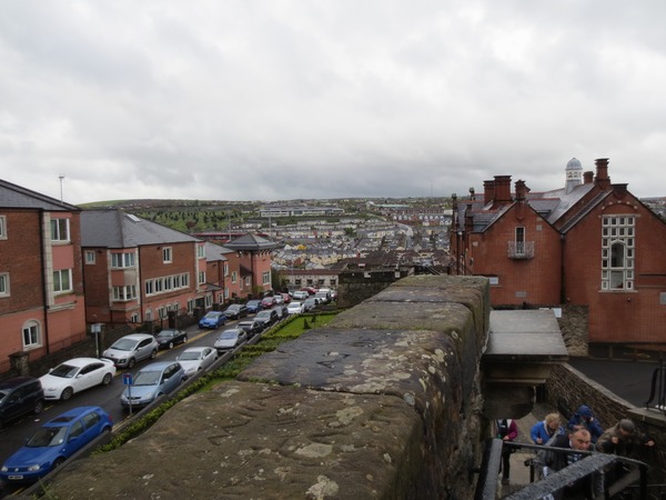 n_img_3810__the_city_wall_is_the_ideal_platform_for_viewing_both_the_old_city__like_the_verbal_arts_center_on_the_right__and_the_new__on_the_left.jpg