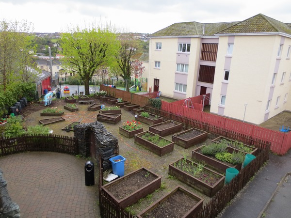 n_img_3820__a_fountain_neighbourhood_community_garden___there_are_thee_others_near_by.jpg