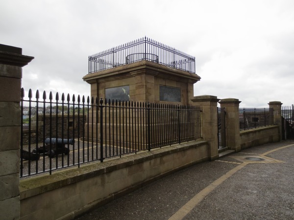 n_img_3855__londonderry_city_wall__built_1613_18___the_only_surviving_complete_one_in_ireland.jpg