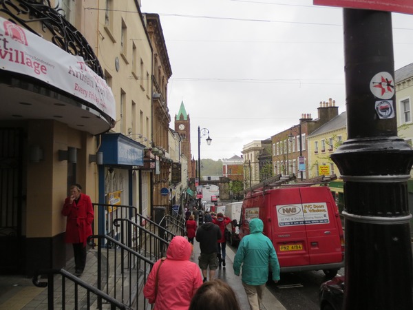 n_img_3867__four_main_streets_lead_from_the_diamond_to_original_gates_in_the_wall__this_is_shipquay_street.jpg
