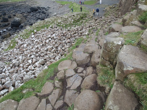 n_img_3952__natural_steps_up_the_side_of_the_causeway.jpg